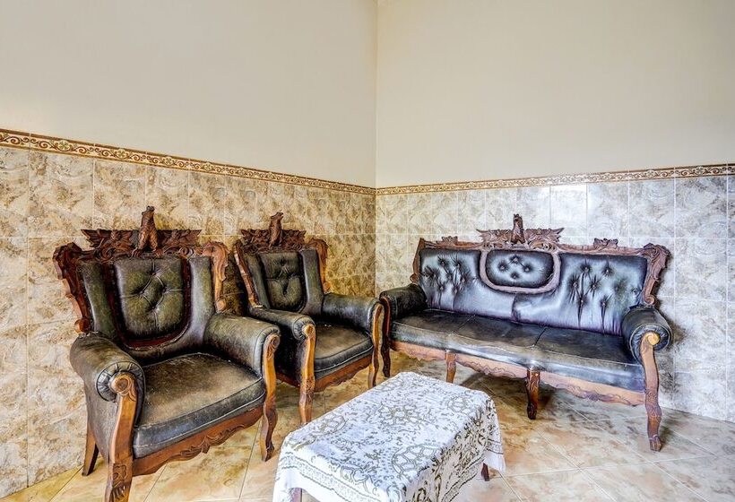 Отель Nurul Homestay Syariah By Oyo