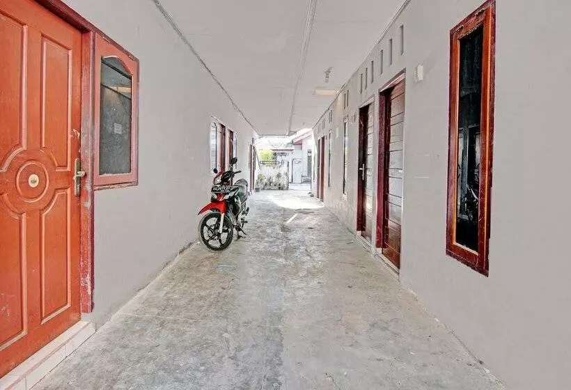 Hotelli Spot On 92536 Teguh Homestay Syariah