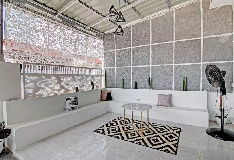 Hotelli Spot On 92536 Teguh Homestay Syariah