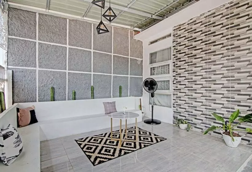 Hotelli Spot On 92536 Teguh Homestay Syariah