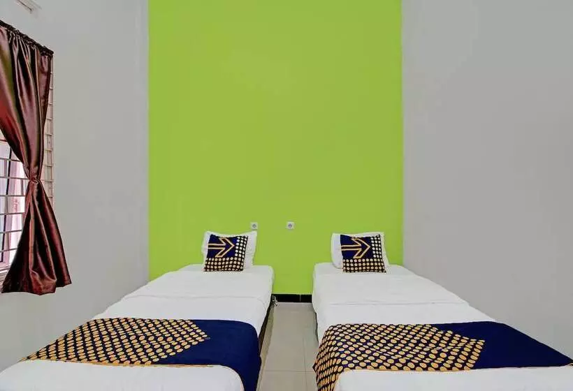 Hotelli Spot On 92536 Teguh Homestay Syariah