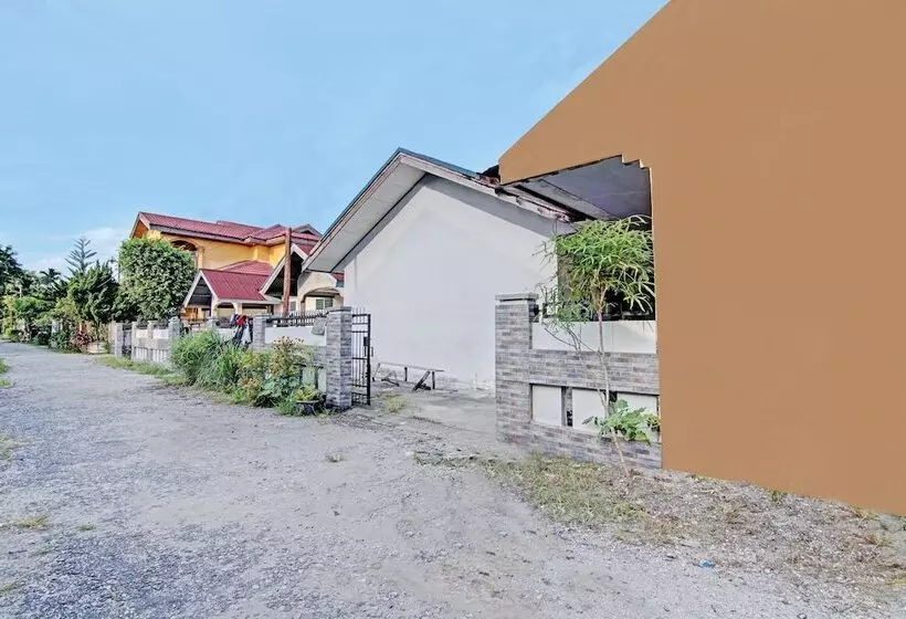 Hotelli Spot On 92536 Teguh Homestay Syariah