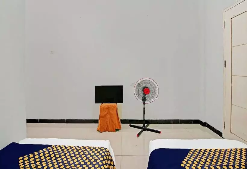 Hotelli Spot On 92536 Teguh Homestay Syariah