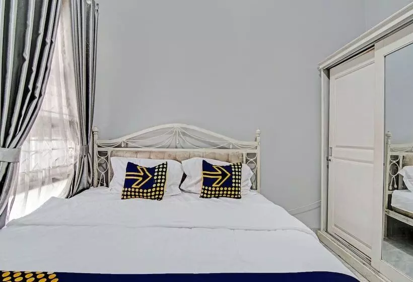 Hotelli Spot On 92536 Teguh Homestay Syariah