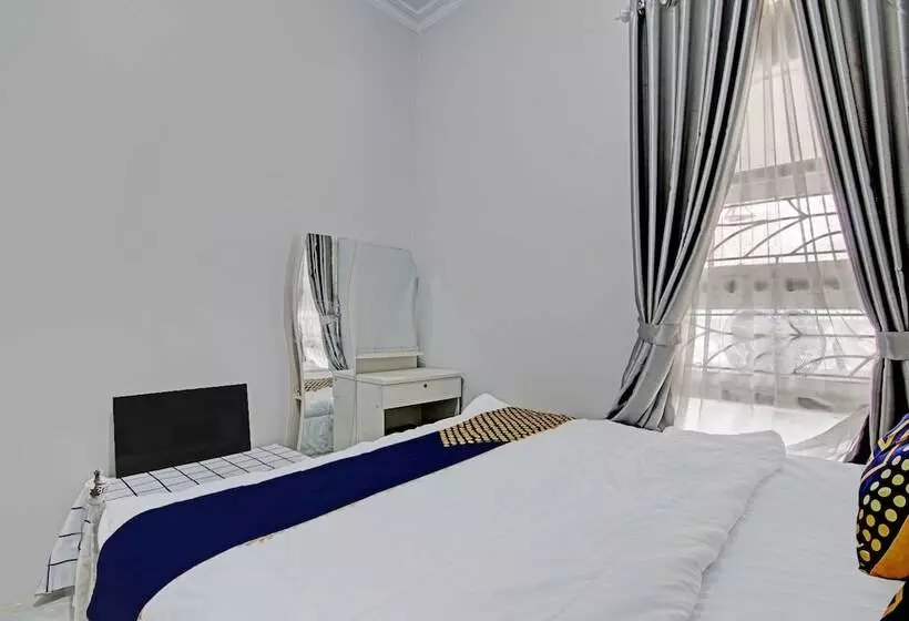 Hotelli Spot On 92536 Teguh Homestay Syariah