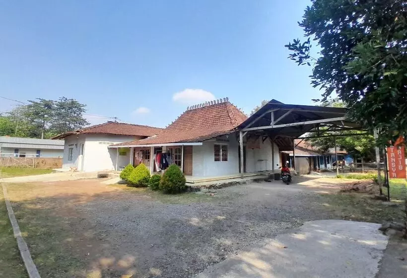 Hotelli Spot On 92738 Wisma Bani Pandi Syariah