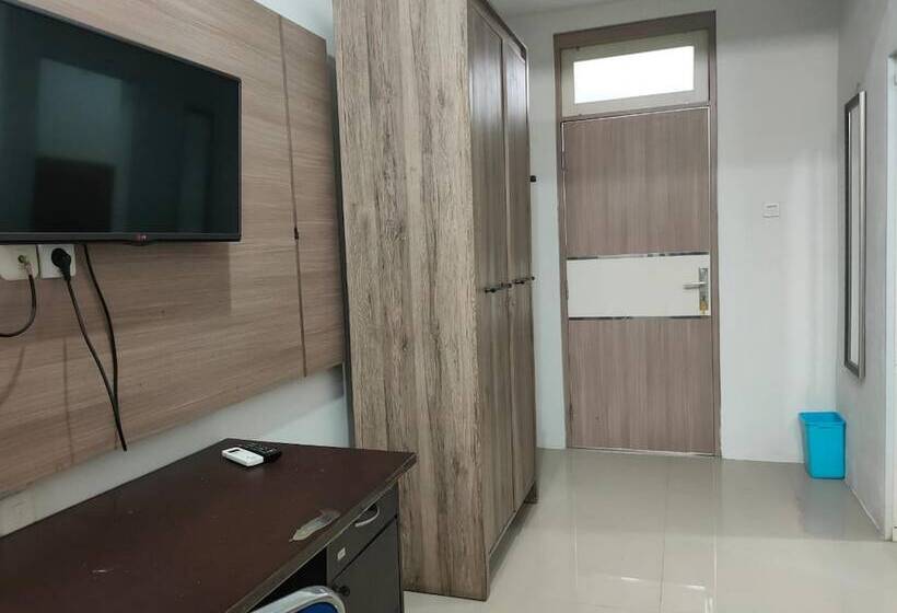 ホテル Spot On 92900 Kost 3 Kelor Syariah