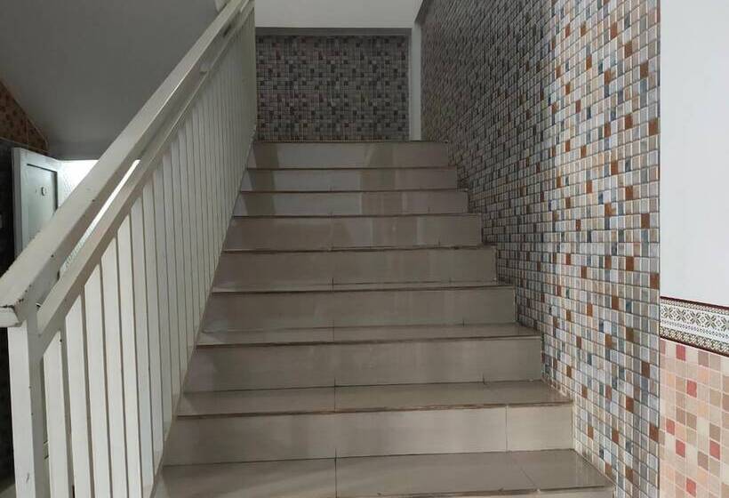 ホテル Spot On 92900 Kost 3 Kelor Syariah