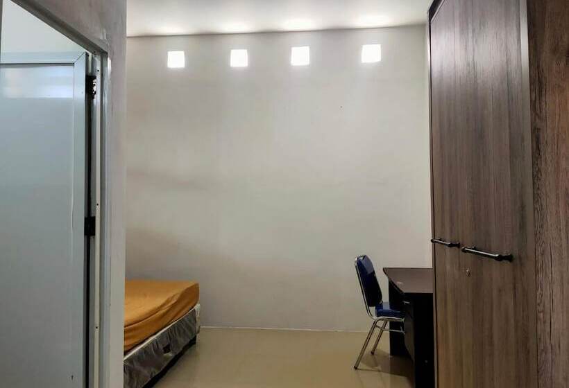 ホテル Spot On 92900 Kost 3 Kelor Syariah