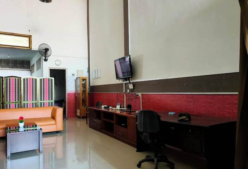 ホテル Spot On 92900 Kost 3 Kelor Syariah