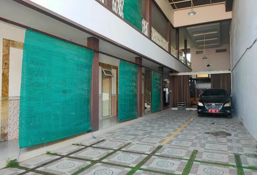 ホテル Spot On 92900 Kost 3 Kelor Syariah