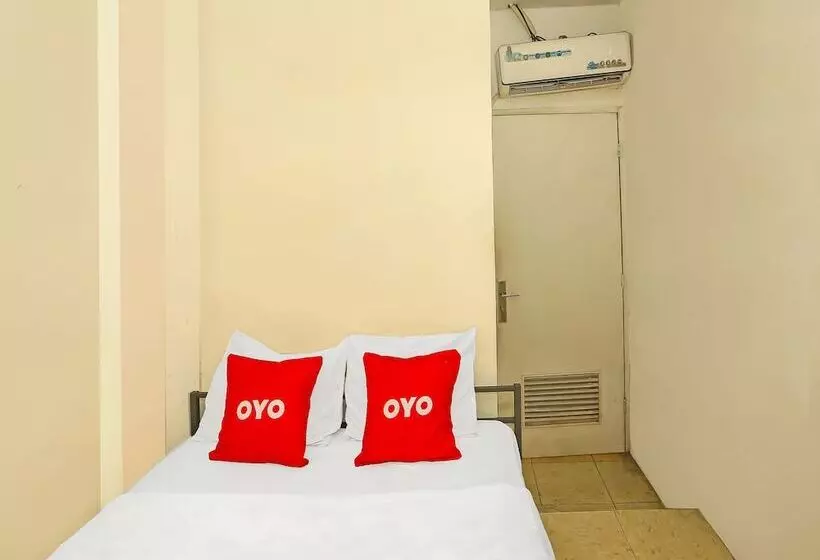 Hotelli Super Oyo 92262 Backpacker Homestay Cibubur