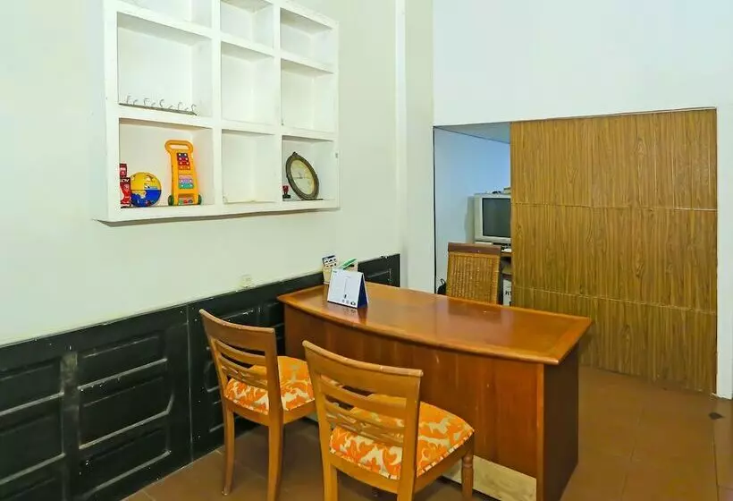 Hotelli Super Oyo 92262 Backpacker Homestay Cibubur