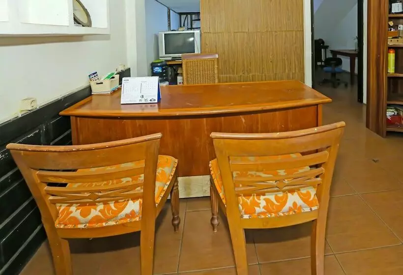 Hotelli Super Oyo 92262 Backpacker Homestay Cibubur