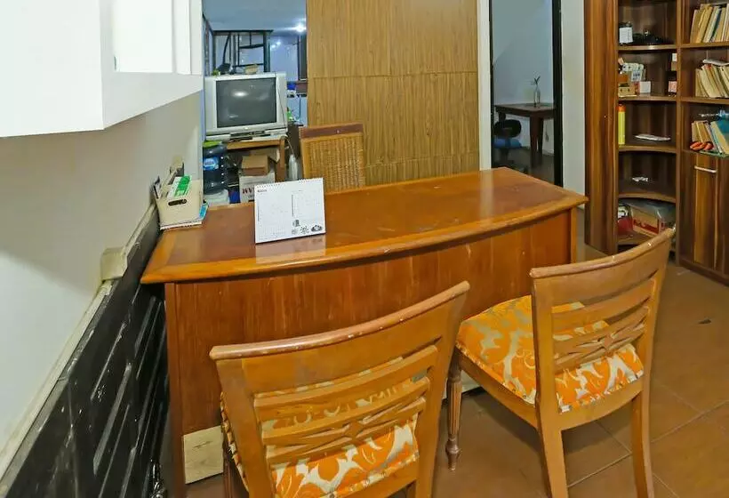 Hotelli Super Oyo 92262 Backpacker Homestay Cibubur