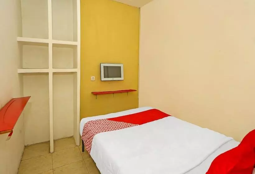Hotelli Super Oyo 92262 Backpacker Homestay Cibubur