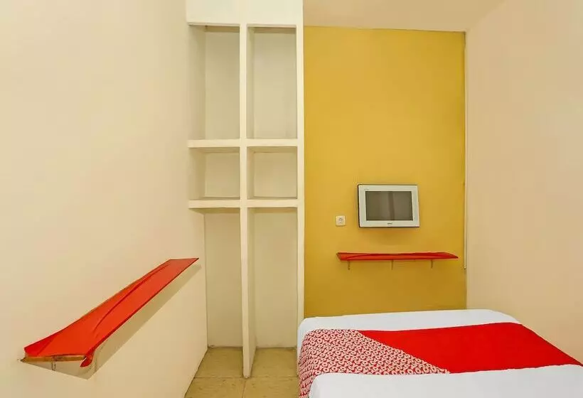 Hotelli Super Oyo 92262 Backpacker Homestay Cibubur