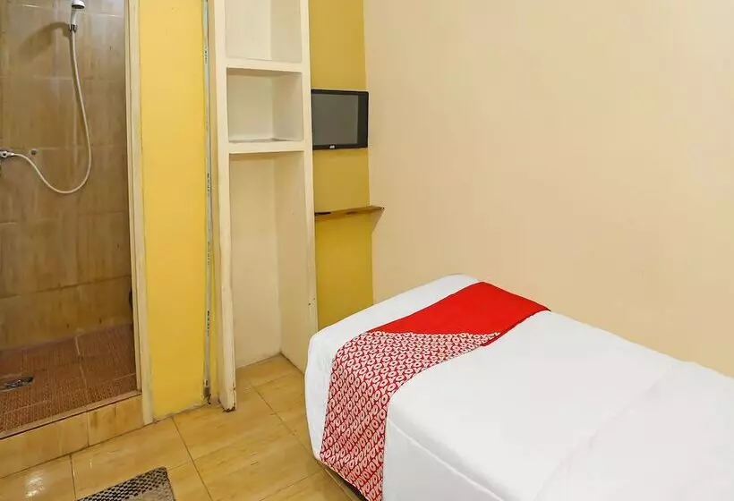 Hotelli Super Oyo 92262 Backpacker Homestay Cibubur