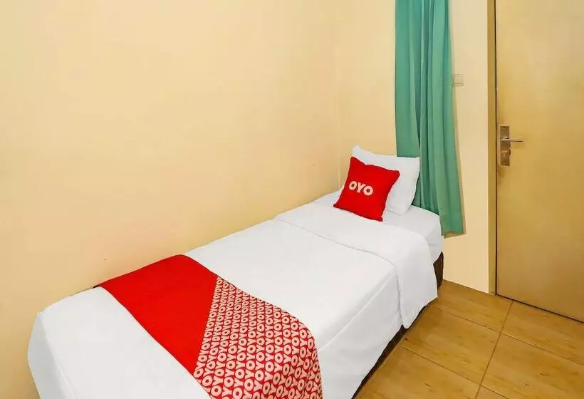 Hotelli Super Oyo 92262 Backpacker Homestay Cibubur