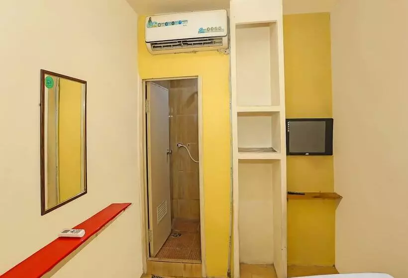Hotelli Super Oyo 92262 Backpacker Homestay Cibubur