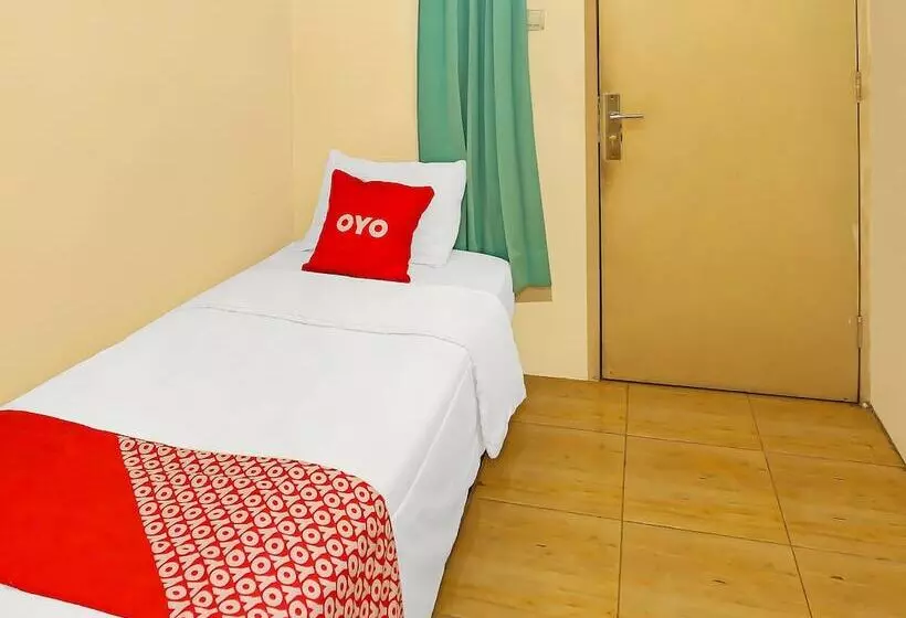 Hotelli Super Oyo 92262 Backpacker Homestay Cibubur