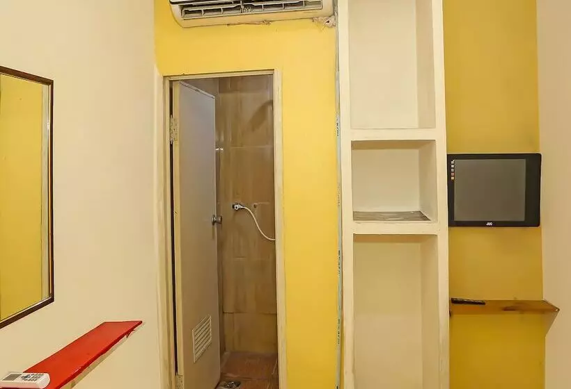 Hotelli Super Oyo 92262 Backpacker Homestay Cibubur