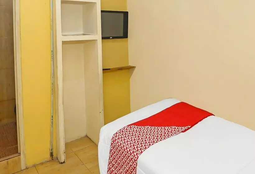 Hotelli Super Oyo 92262 Backpacker Homestay Cibubur