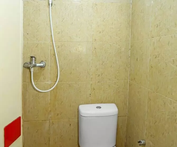 Hotelli Super Oyo 92262 Backpacker Homestay Cibubur