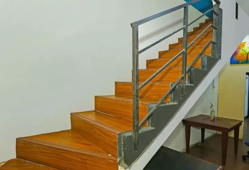 Hotelli Super Oyo 92262 Backpacker Homestay Cibubur