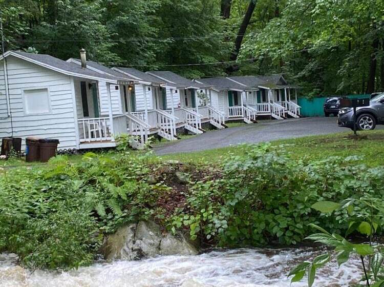 Brookside Motel & Cabins
