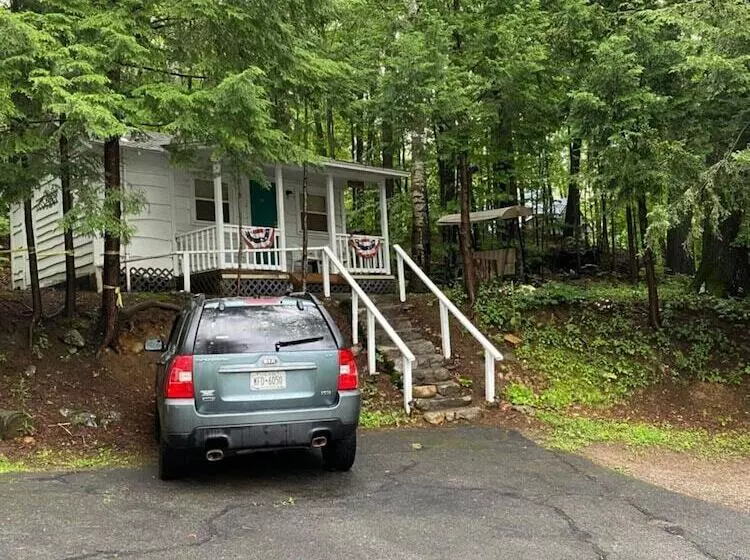 Brookside Motel & Cabins