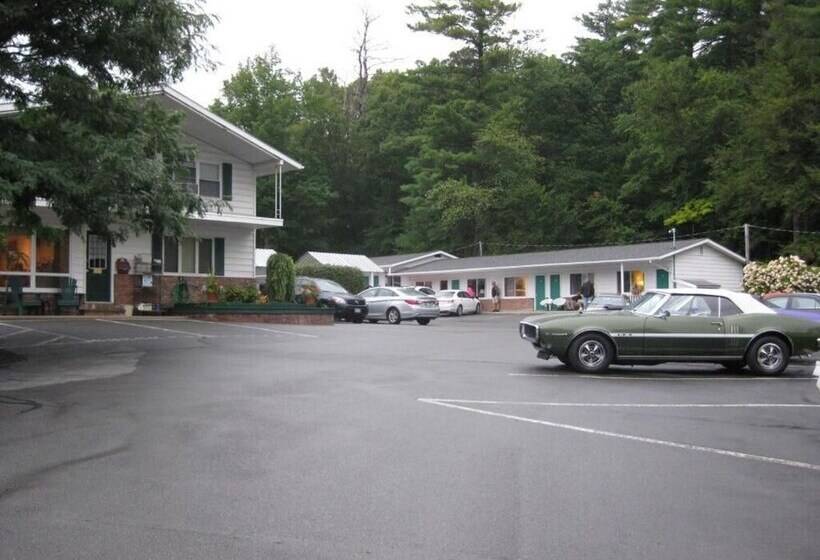 Brookside Motel & Cabins