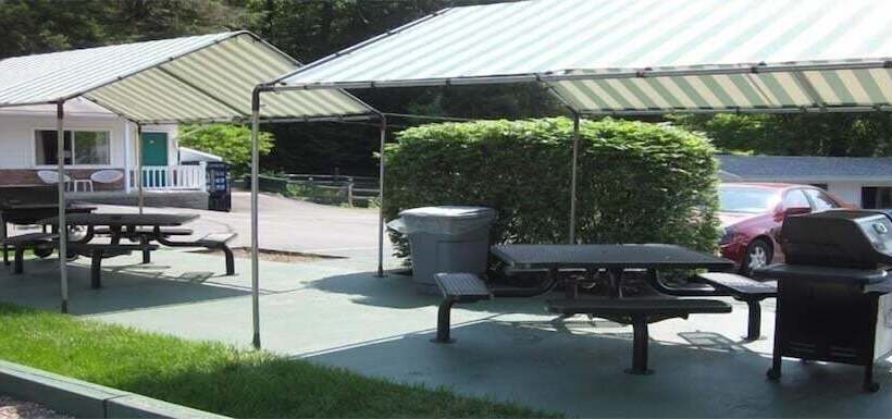 Brookside Motel & Cabins