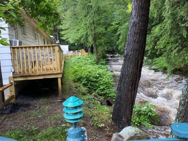 Brookside Motel & Cabins