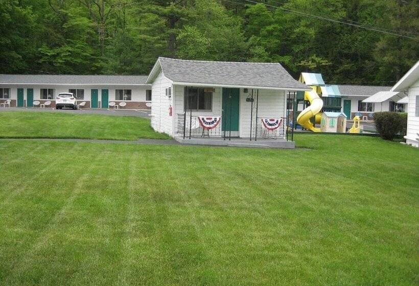 Brookside Motel & Cabins