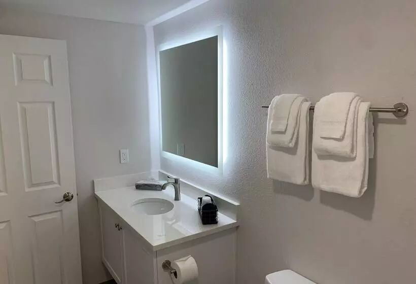 Hotelli West Beach Suites