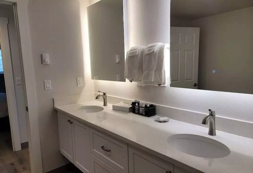 Hotelli West Beach Suites