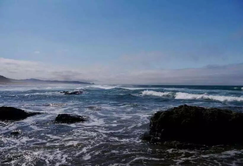 Hotelli West Beach Suites