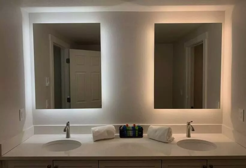 Hotelli West Beach Suites