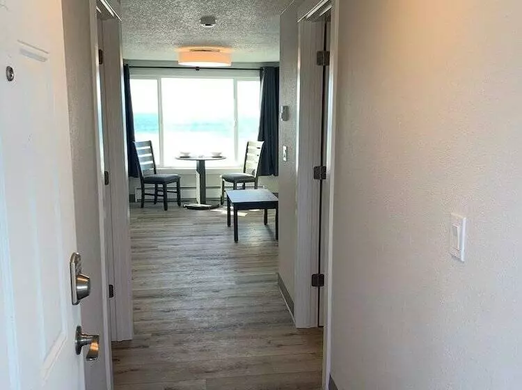 Hotelli West Beach Suites