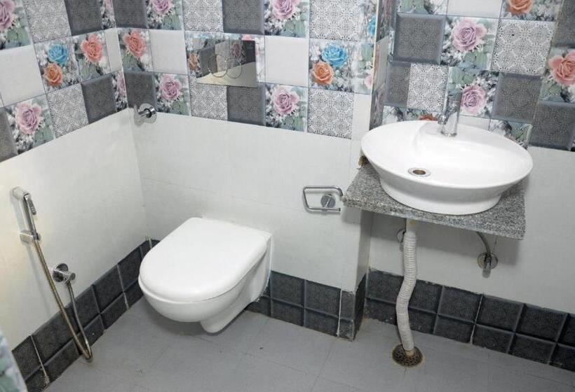 Hotel Collection O 81038 Royal Galaxy Inn