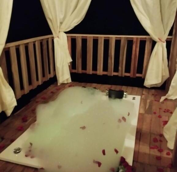 ユースホステル Cabaña Villeta Gualanday Purple Flower