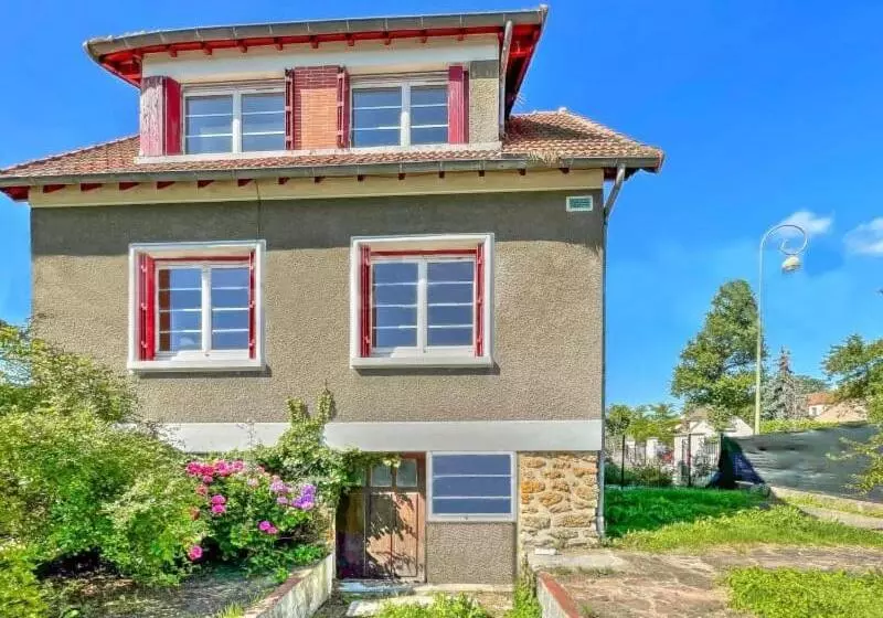 Chadi Hostel# It S Obligatory For Everyone To Leave The Place Between 10 Am And 6 Pm It S Clossed #