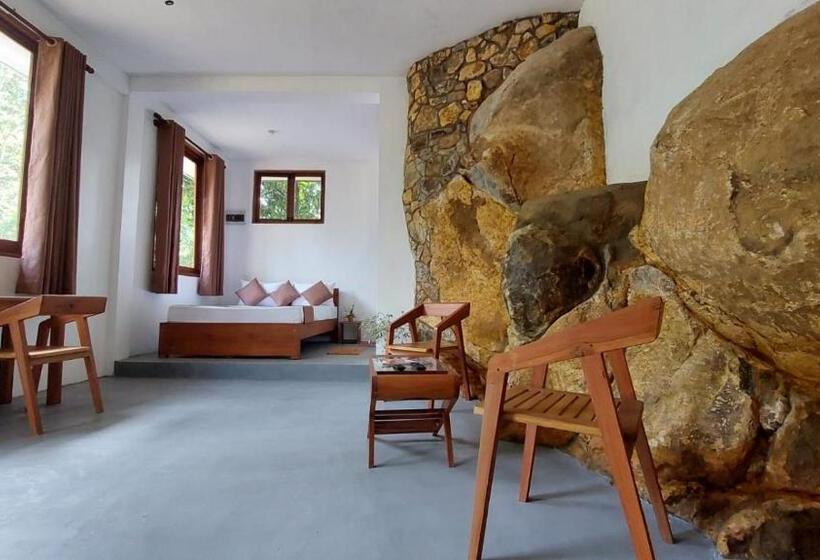 هتل Rock N Fall Nature Resort