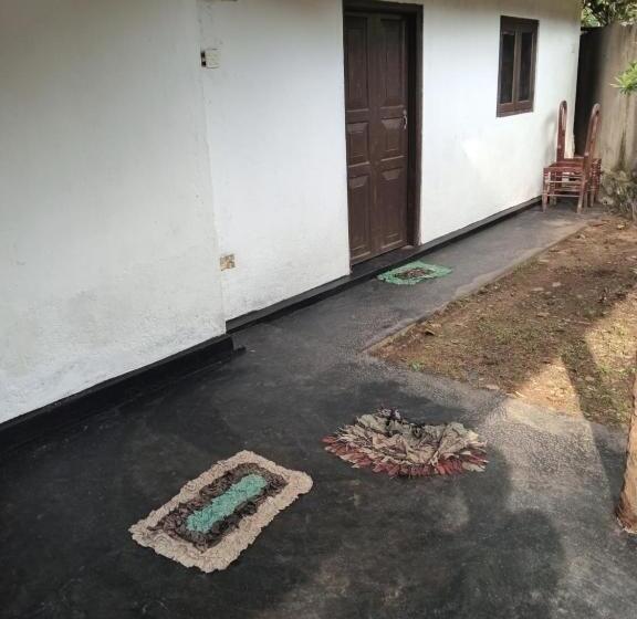 Bed and Breakfast Nuwantha Surf House