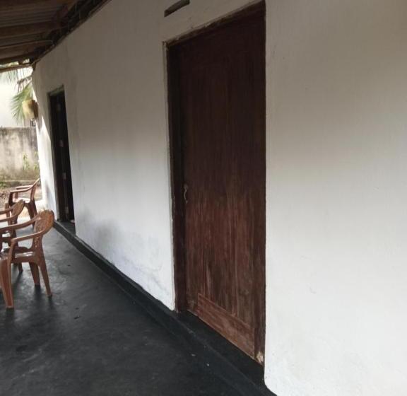 Bed and Breakfast Nuwantha Surf House