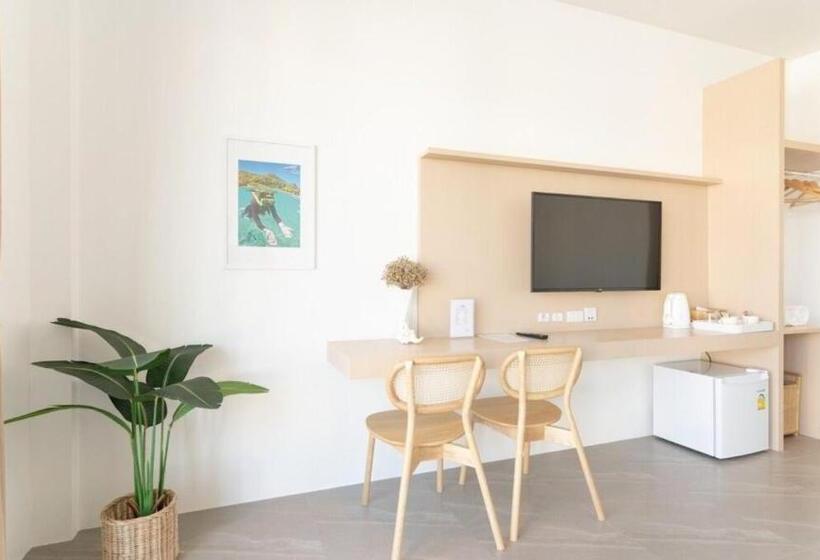 Hotel Cruises The Pool Access