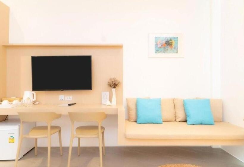 Hotel Cruises The Pool Access