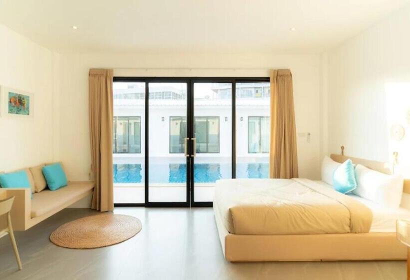 Hotel Cruises The Pool Access