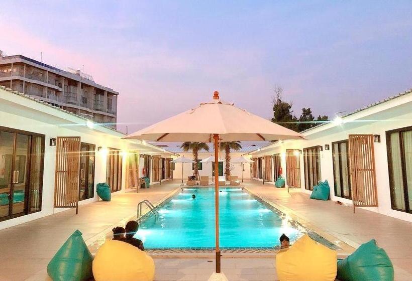 Hotel Cruises The Pool Access